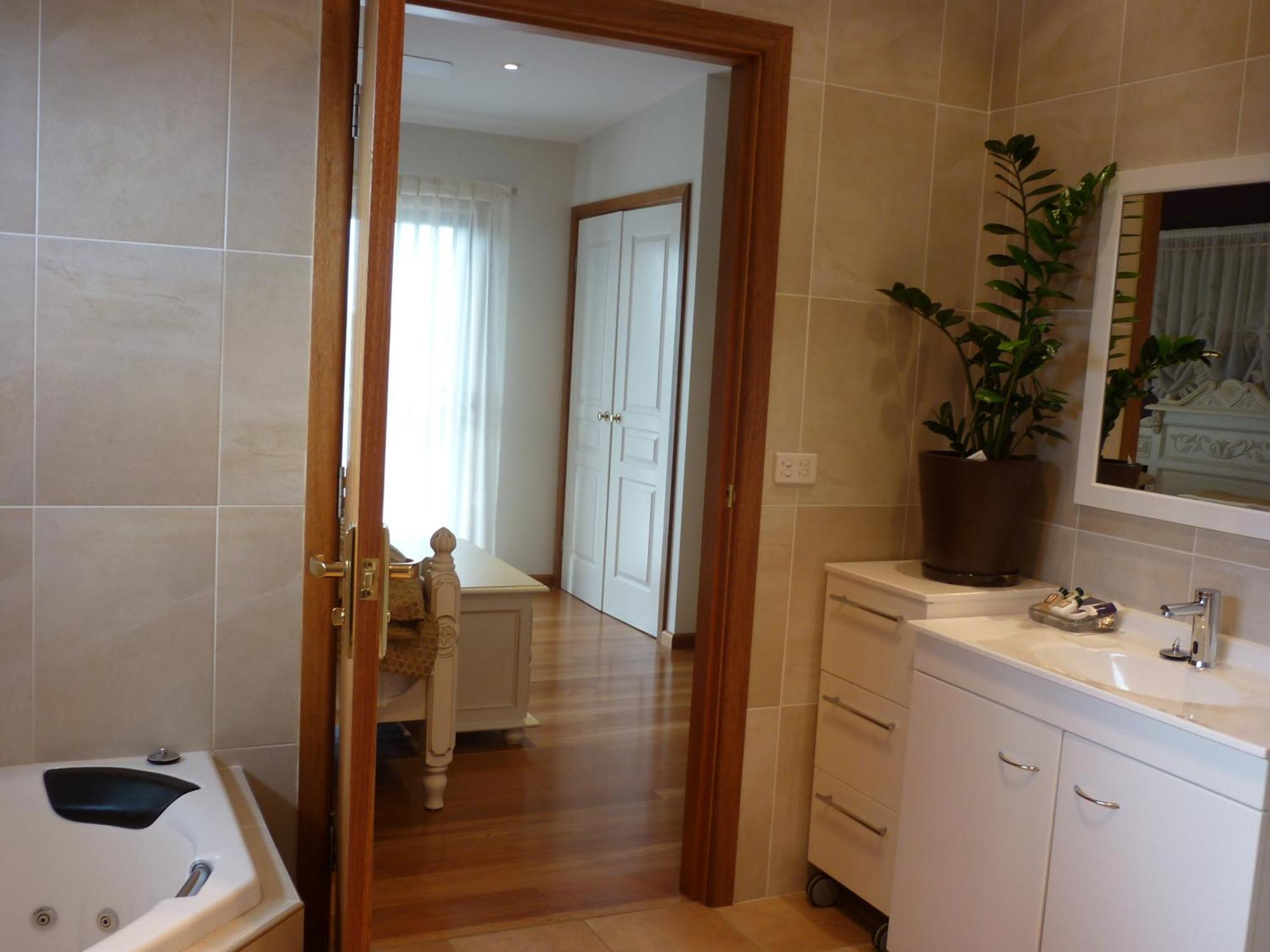 דה אינטרנס Lavender House Bed & Breakfast מראה חיצוני תמונה