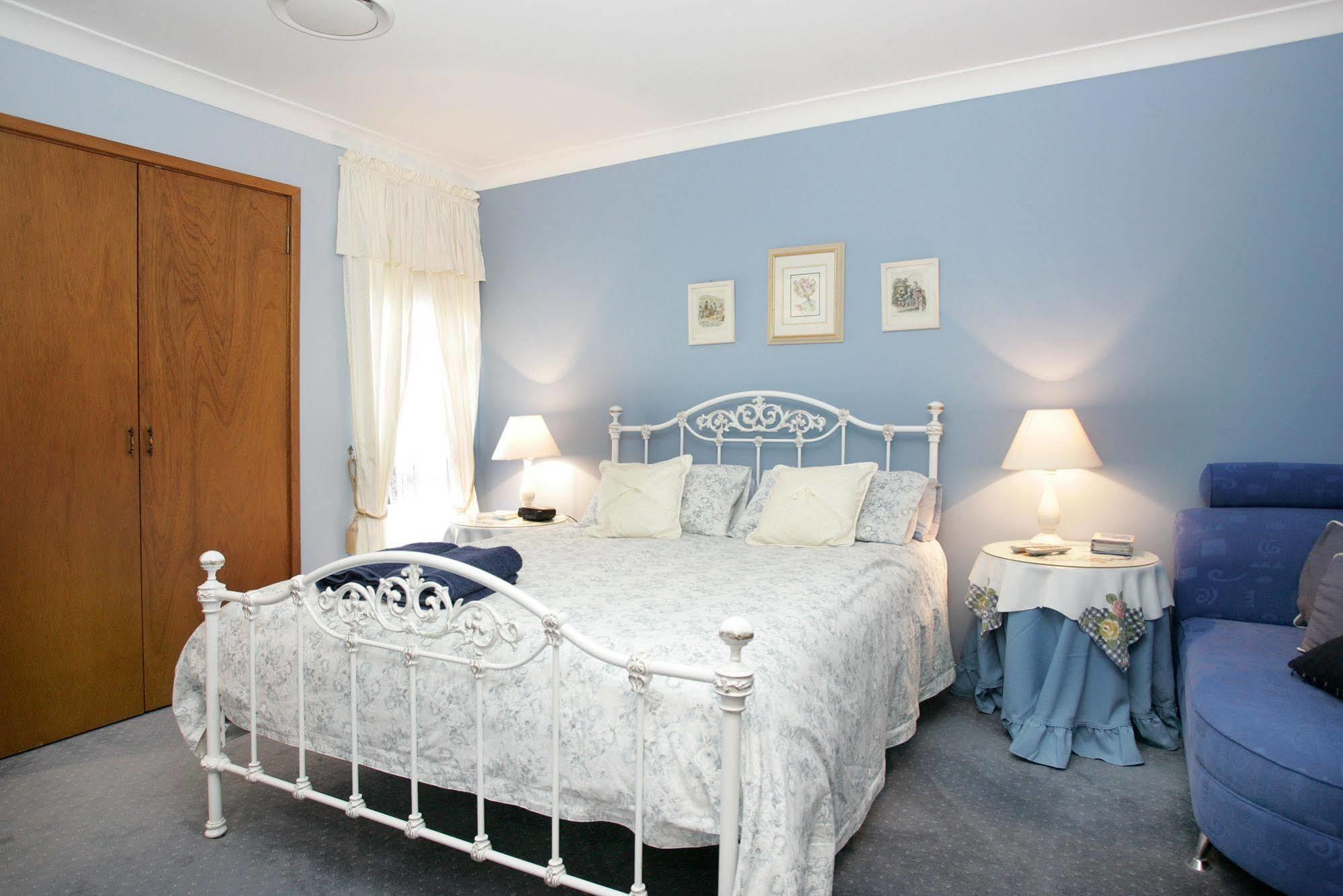 דה אינטרנס Lavender House Bed & Breakfast מראה חיצוני תמונה