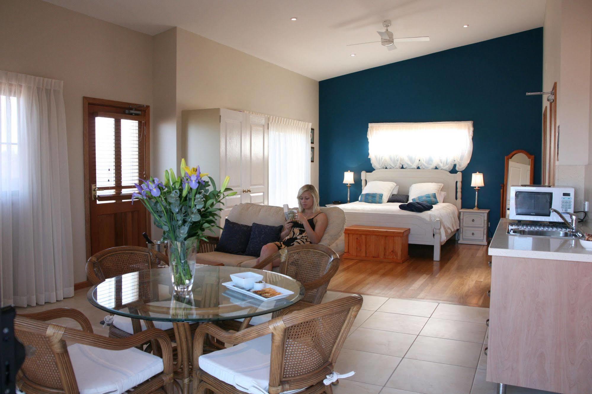 דה אינטרנס Lavender House Bed & Breakfast מראה חיצוני תמונה