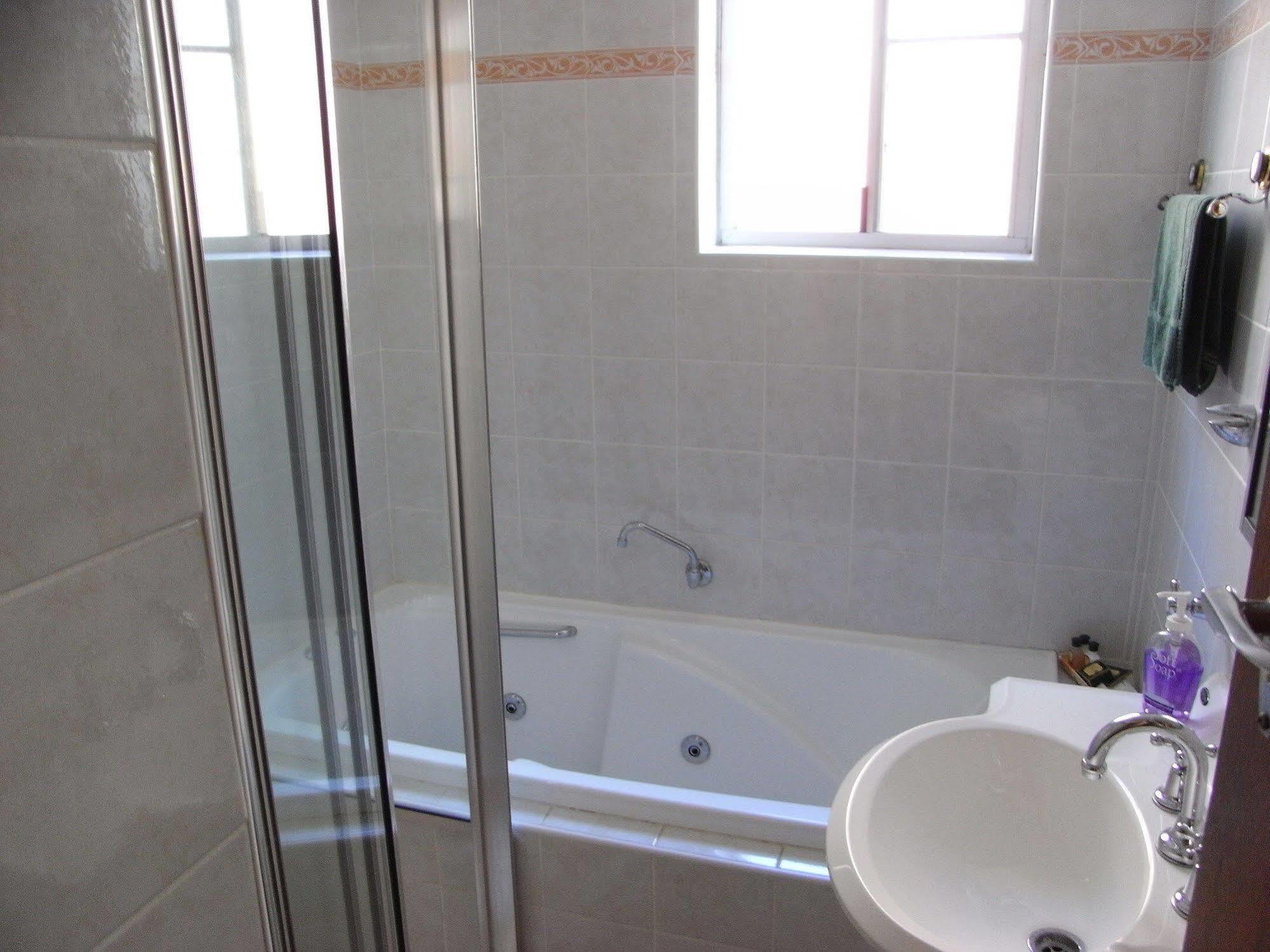 דה אינטרנס Lavender House Bed & Breakfast מראה חיצוני תמונה