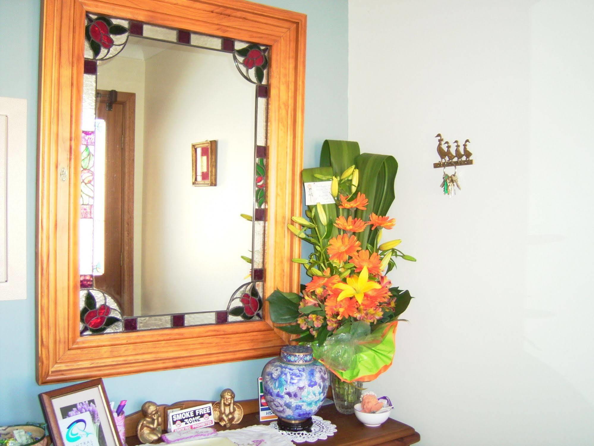 דה אינטרנס Lavender House Bed & Breakfast מראה חיצוני תמונה